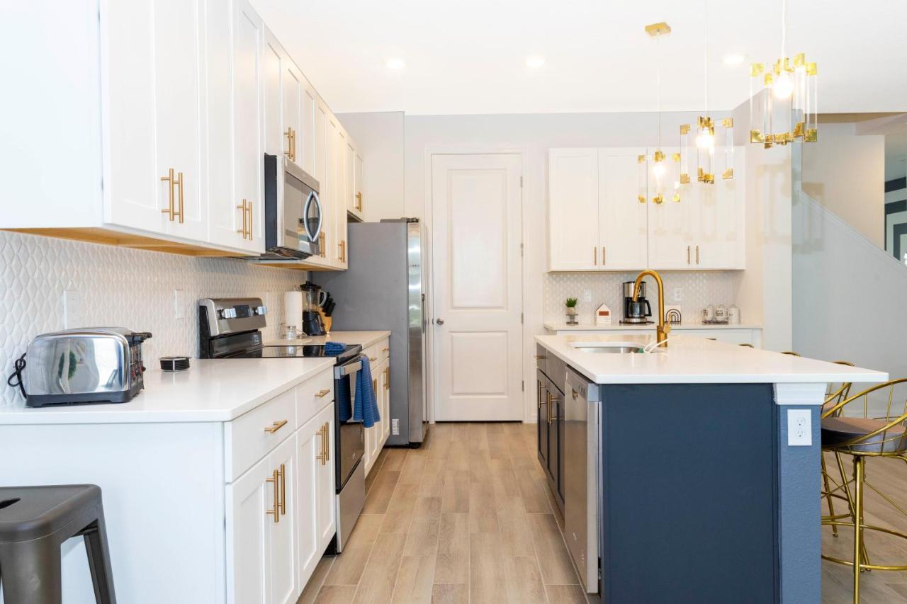 Cozy 3 Bd Close To @ Enclaves At Festival 808 *